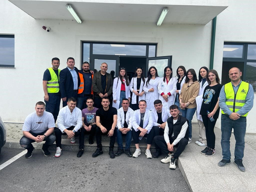 Studentët e Shkencave të Ushqimit dhe Bioteknologjisë në UBT realizuan një vizitë studimore në KRU “ Hidroregjioni Jugor’’ Sh.A, në Prizren