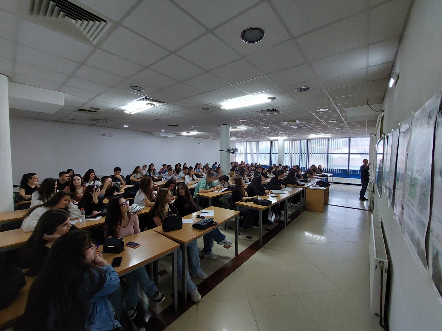 Maturantë të shumtë të interesuar për programin përgatitor të maturës në UBT
