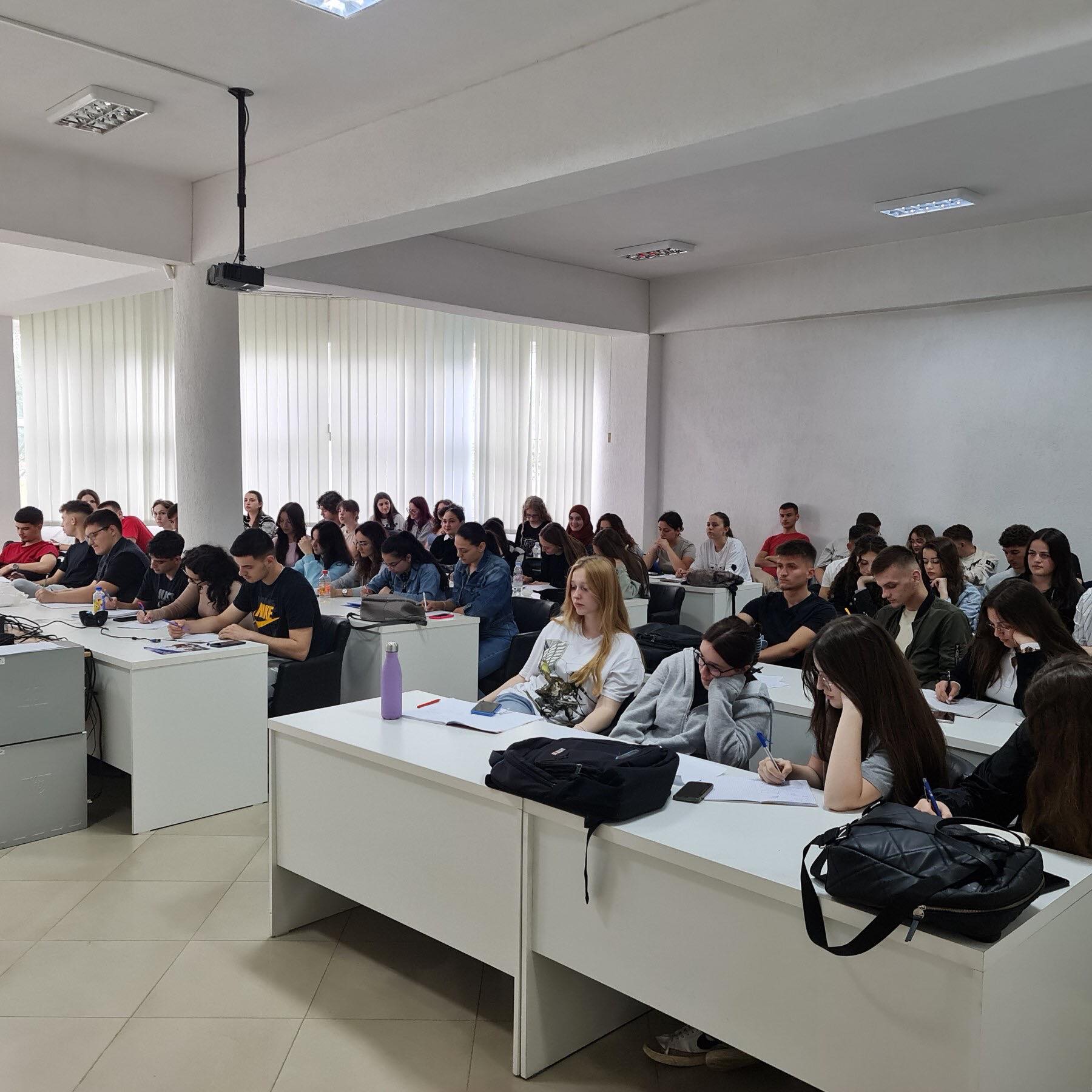 Mijëra maturantë bëhen pjesë e Programit Përgatitor të Maturës në UBT
