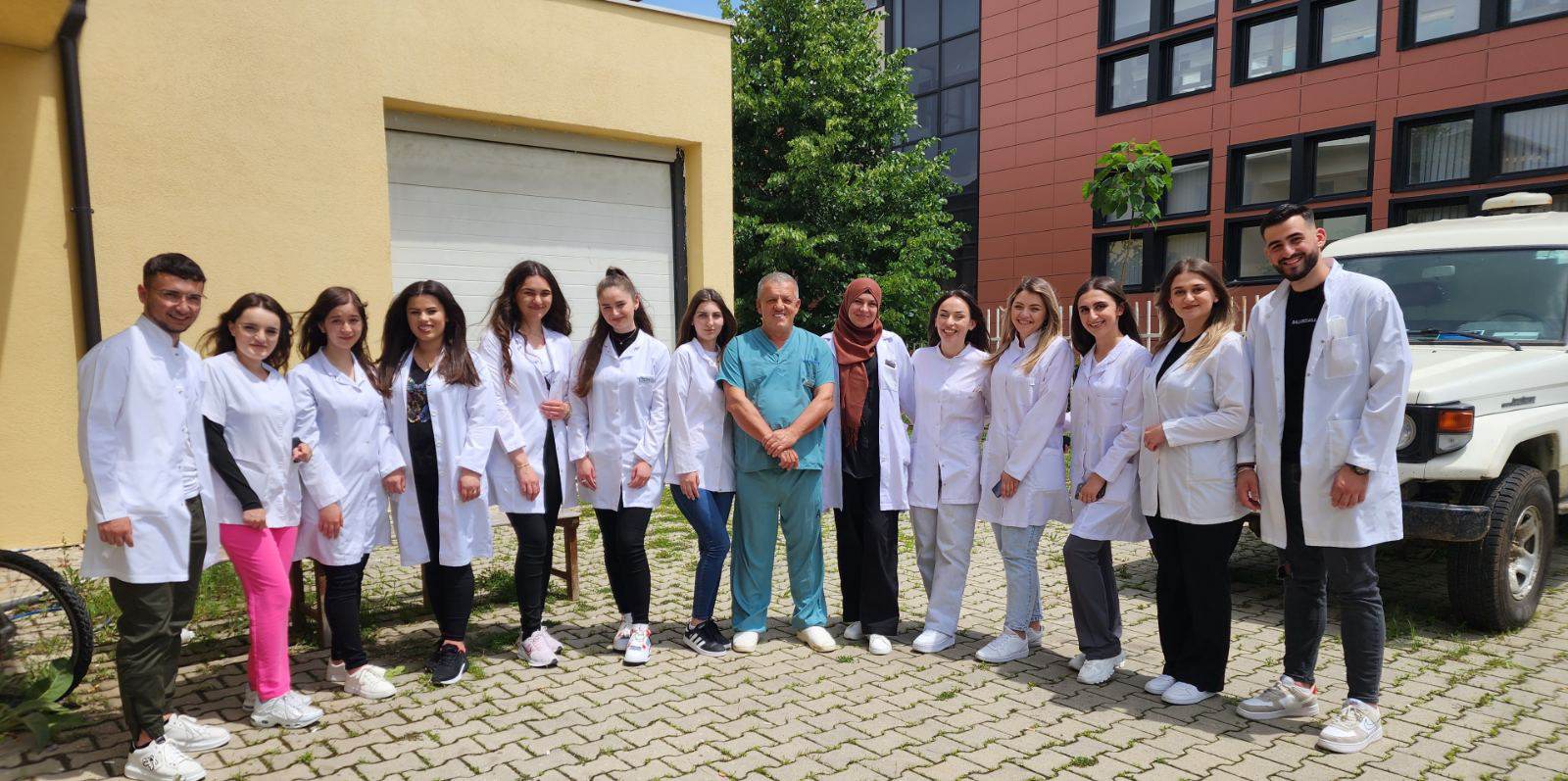 Studentët e Infermierisë në UBT vizituan Institutin e Mjekësisë Ligjore