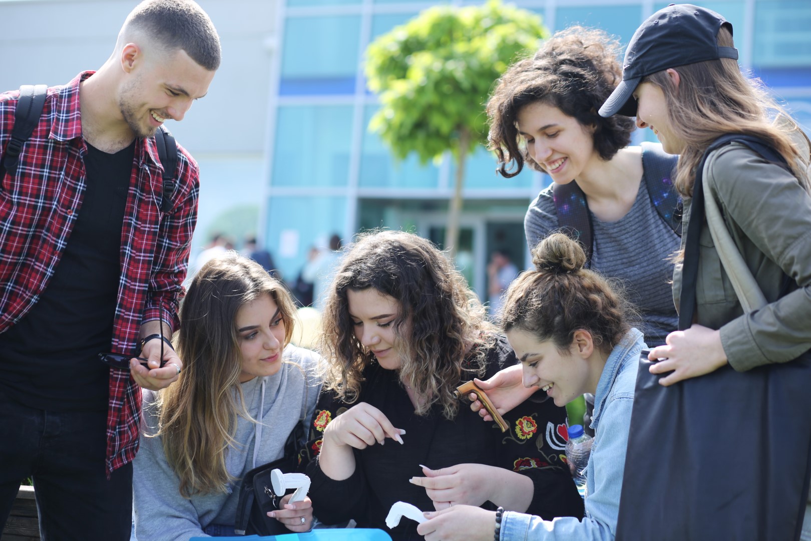 UBT ju uron suksese maturantëve në testin shtetëror të maturës