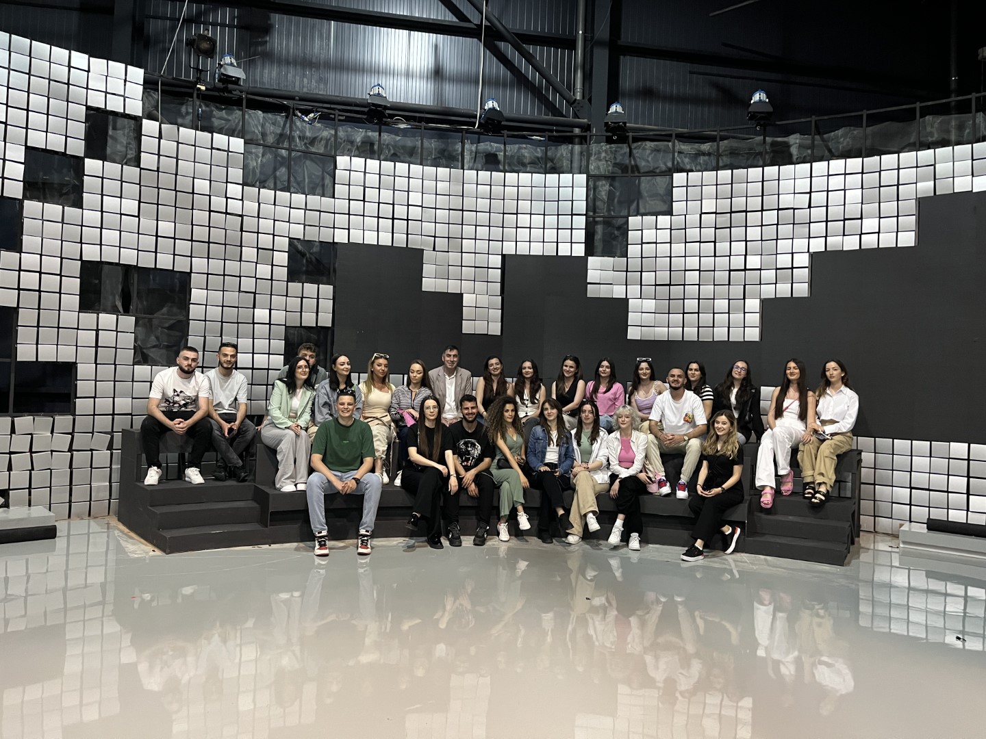Studentët e Medias dhe Komunikimit në UBT zhvilluan një vizitë studimore në Top Channel
