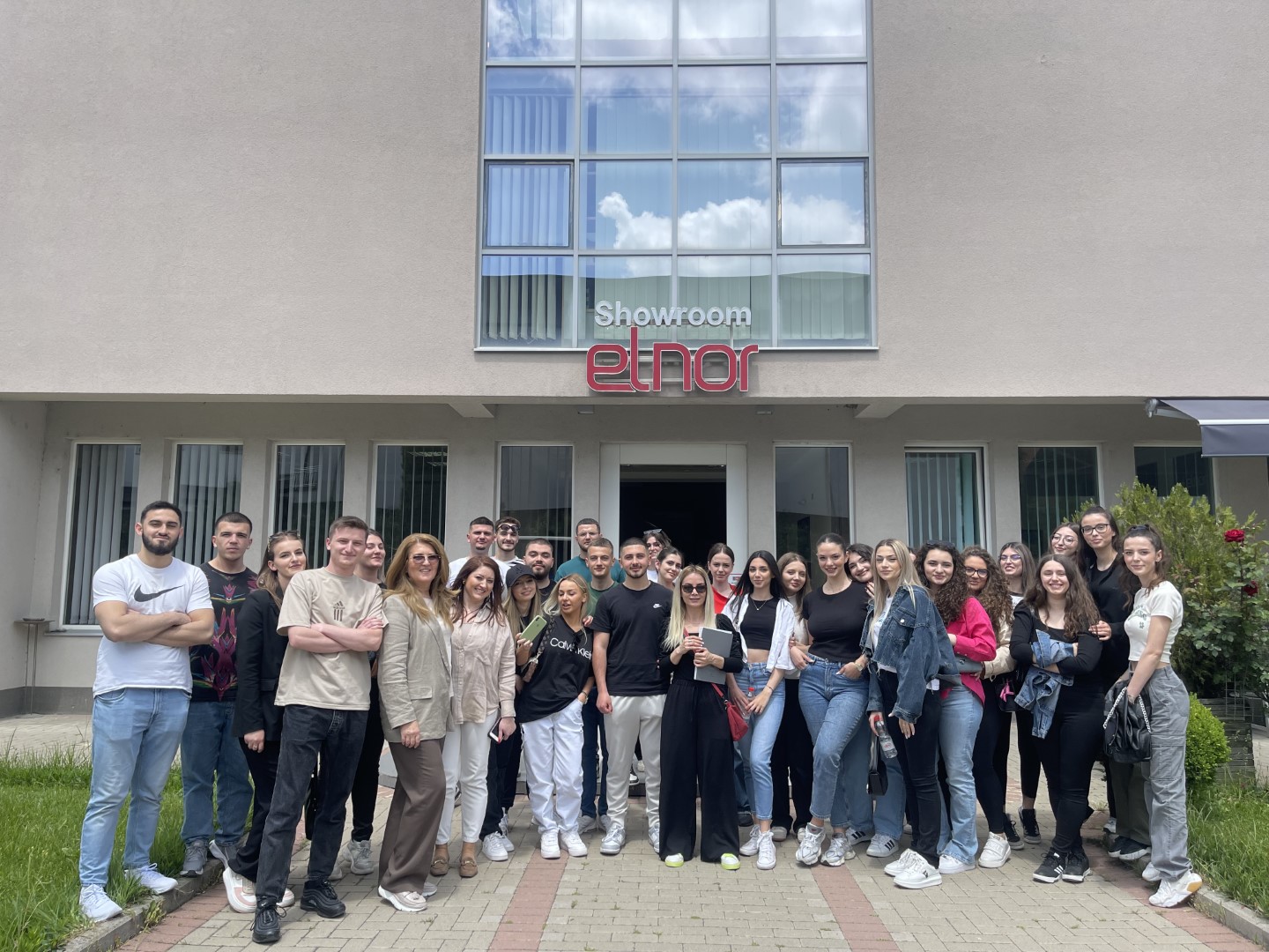 Studentët e Dizajnit të Integruar në UBT zhvilluan një vizitë studimore në Fabrikën “Elnor”