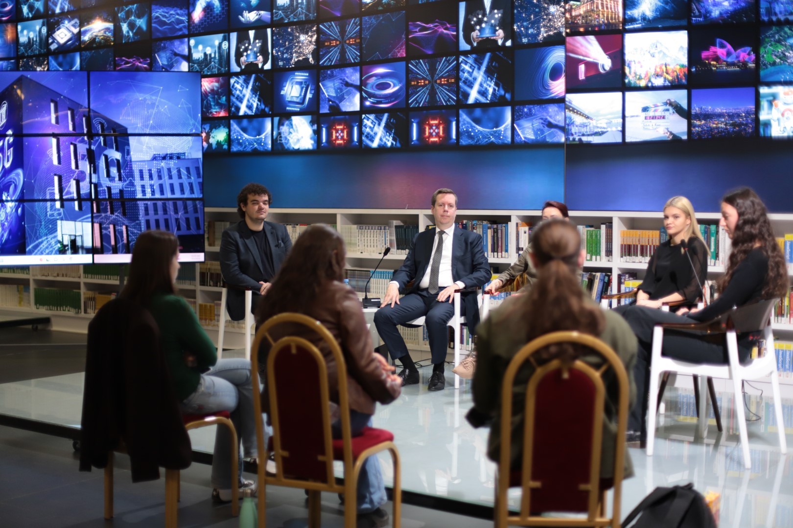 Studentët e UBT-së dhe Ambasadori i Finlandës në Kosovë, Matti Nissinen, diskutojnë rreth  rolit të BE-së në rrugëtimin e Kosovës drejt Evropës