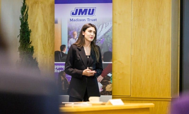 Nga UBT në Amerikë – Ish-studentja e Arkitekturës dhe Planifikimit Hapësinor, Marigona Gashi punësohet në “James Madison University”