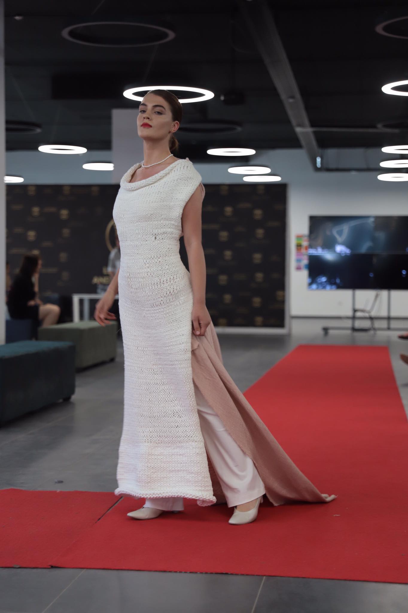 Studentët e Dizajnit të Integruar në UBT zhvilluan edicionin e tretë të sfilatës së modës