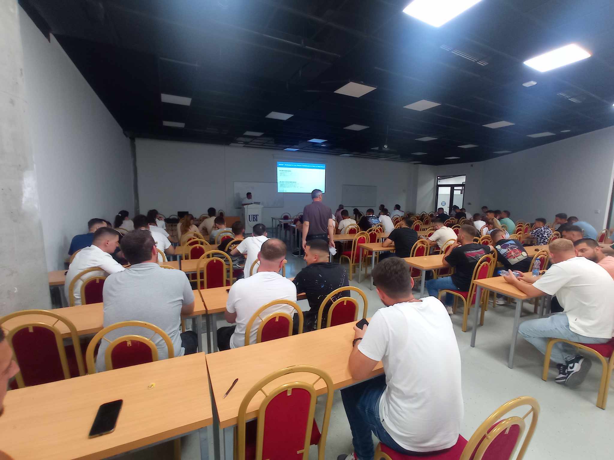 Interesim i madh i të rinjve për të ndjekur aktivitetet e Akademisë Verore të Inxhinierisë së Ndërtimit dhe Infrastrukturës në UBT