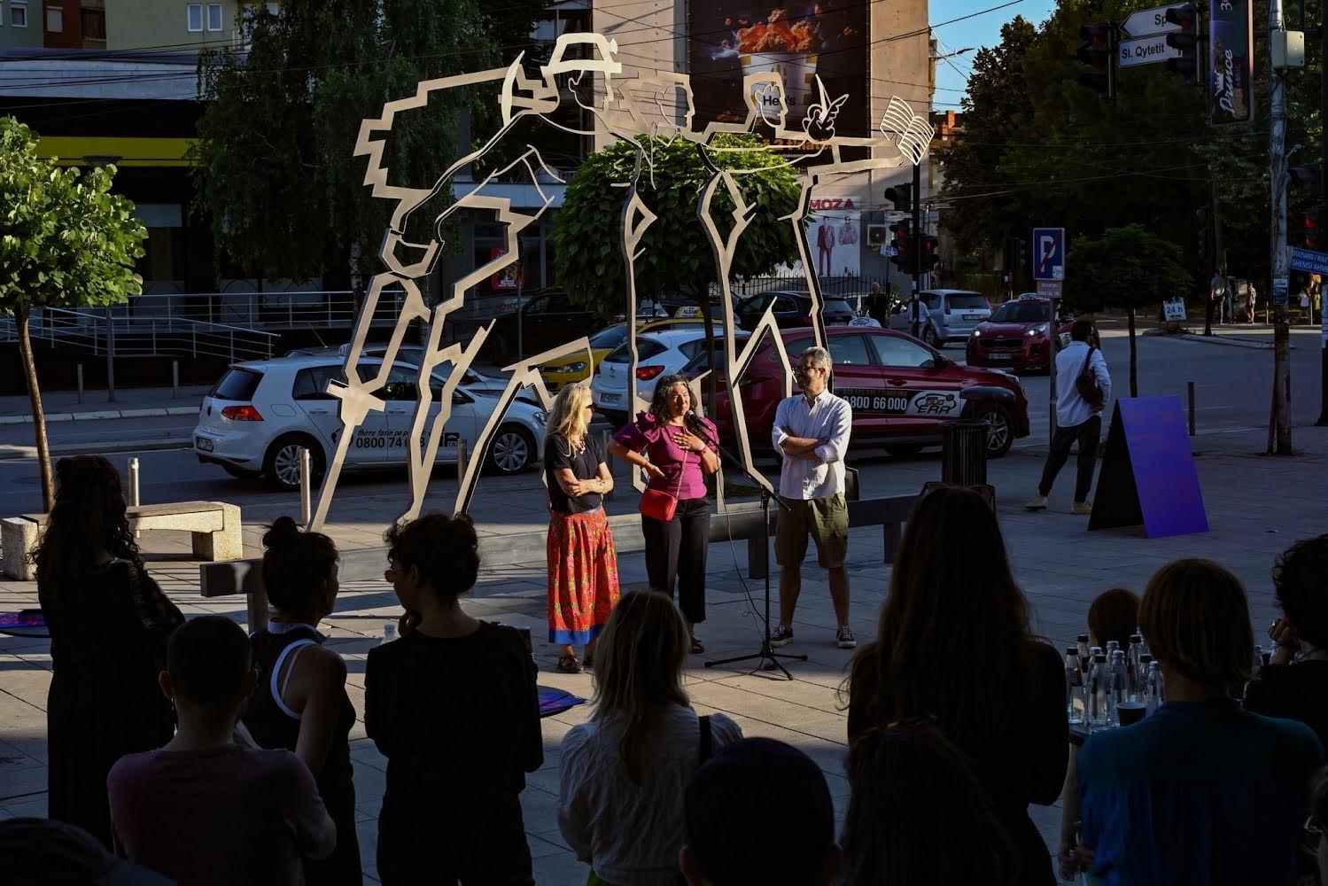 Monumenti “Moving monument – moving back” i profesorit të UBT-së, Alban Muja, vendoset në sheshin e Mitrovicës