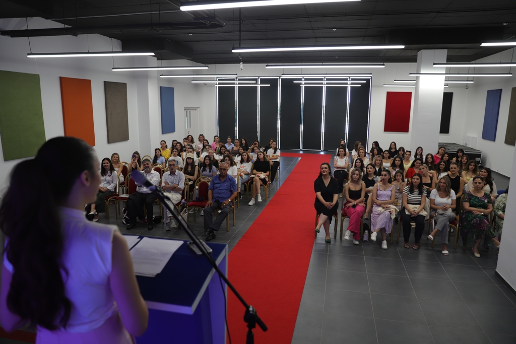 Për herë të parë në Kosovë, në UBT u mbajt oda e çikave, Samiti F’Oda