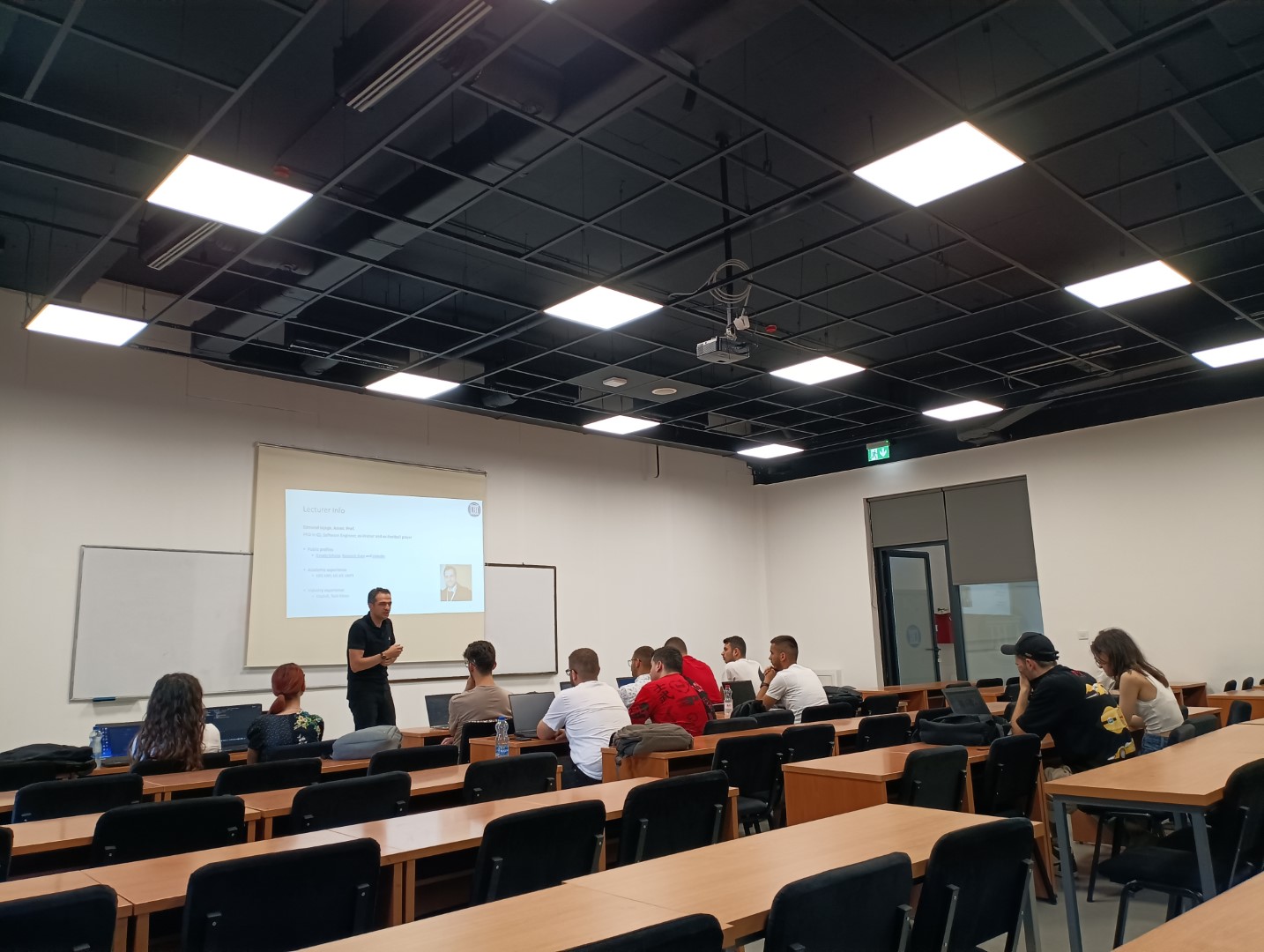 Përfundon punimet Akademia Verore e Mekatronikës në UBT