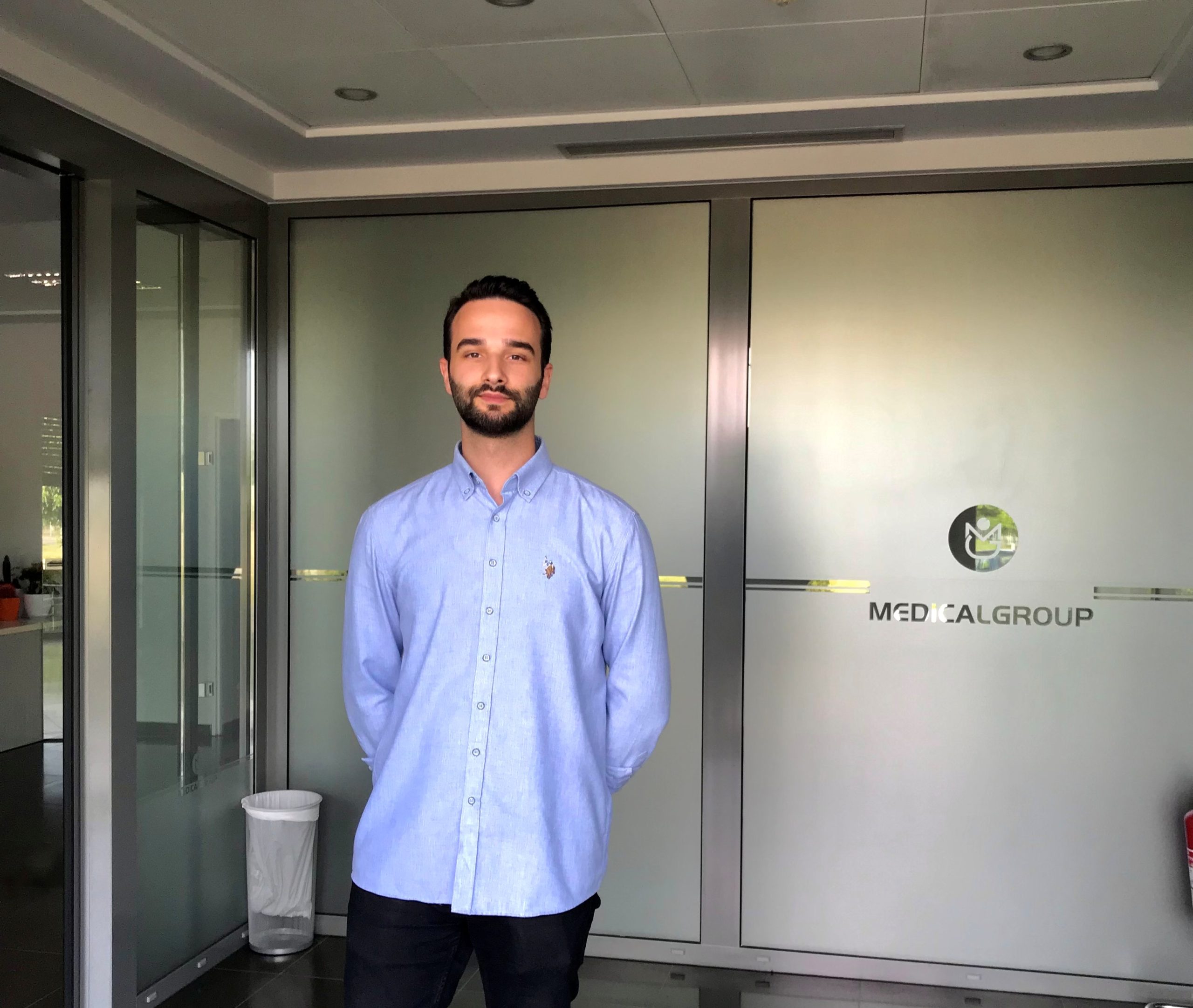 Ish-studenti i UBT-së, Skender Radoniqi punësohet në kompaninë farmaceutike “Medical Group”