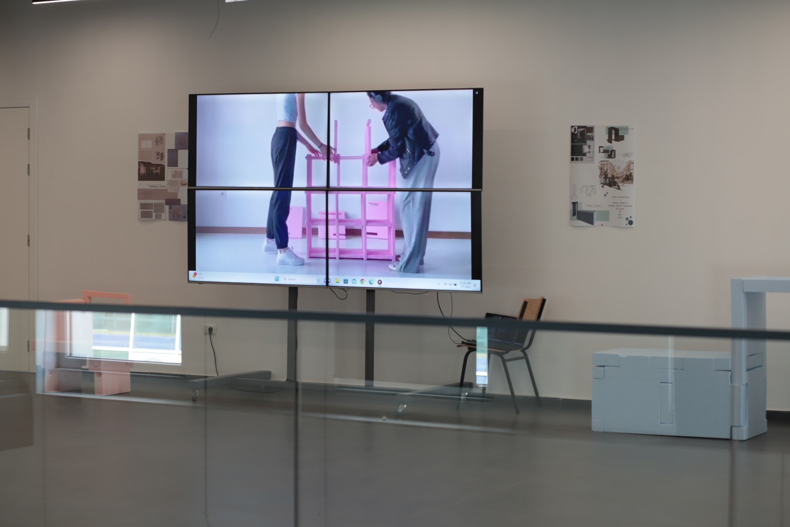 Në UBT u hap ekspozita “Këndi Skandi” në kuadër të Akademisë Verore të Fakultetit Dizajn i Integruar