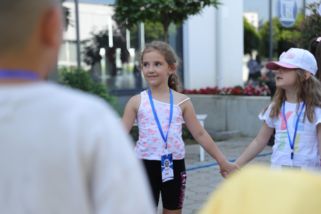 Ngritja e kreativitetit dhe talentit të nxënësve nëpërmjet Akademisë Verore të Junior Hub në UBT