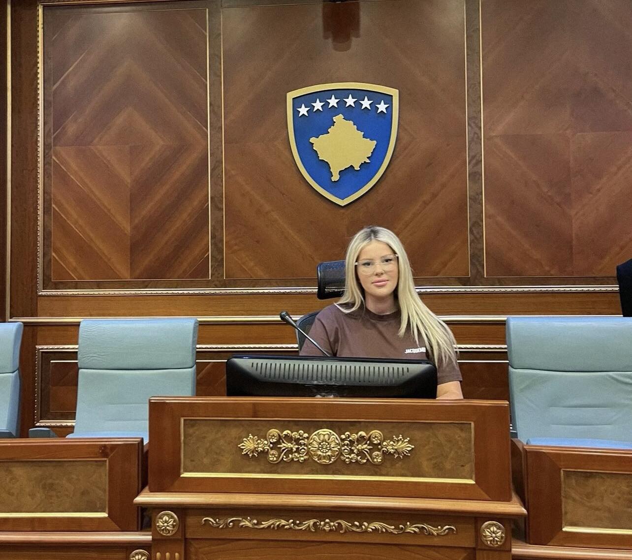 Studentja e Fakultetit Juridik në UBT, Yllka Suliqi po kryen punë praktike për marketing digjital në UBT