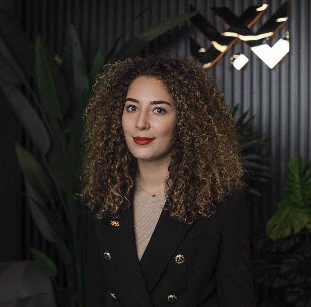 Ish-studentja e Menaxhimit të Patundshmërive dhe Infrastrukturës në UBT, Dea Gërdovci punësohet në kompaninë “Pro Real Estate”