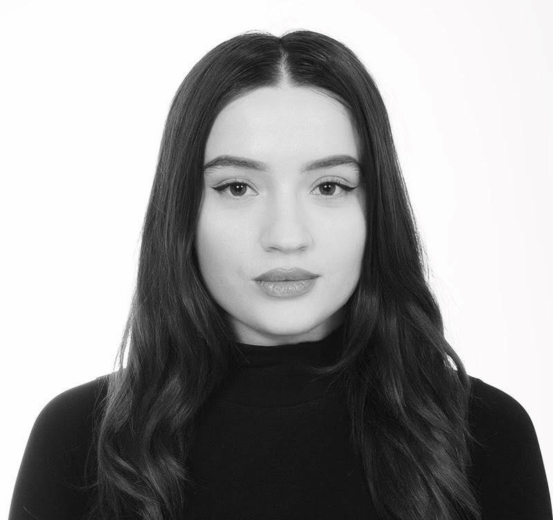 Studentja e Menaxhimit të Patundshmërive dhe Infrastrukturës në UBT, Eljesa Arifi punësohet në “Raiffeisen Leasing”