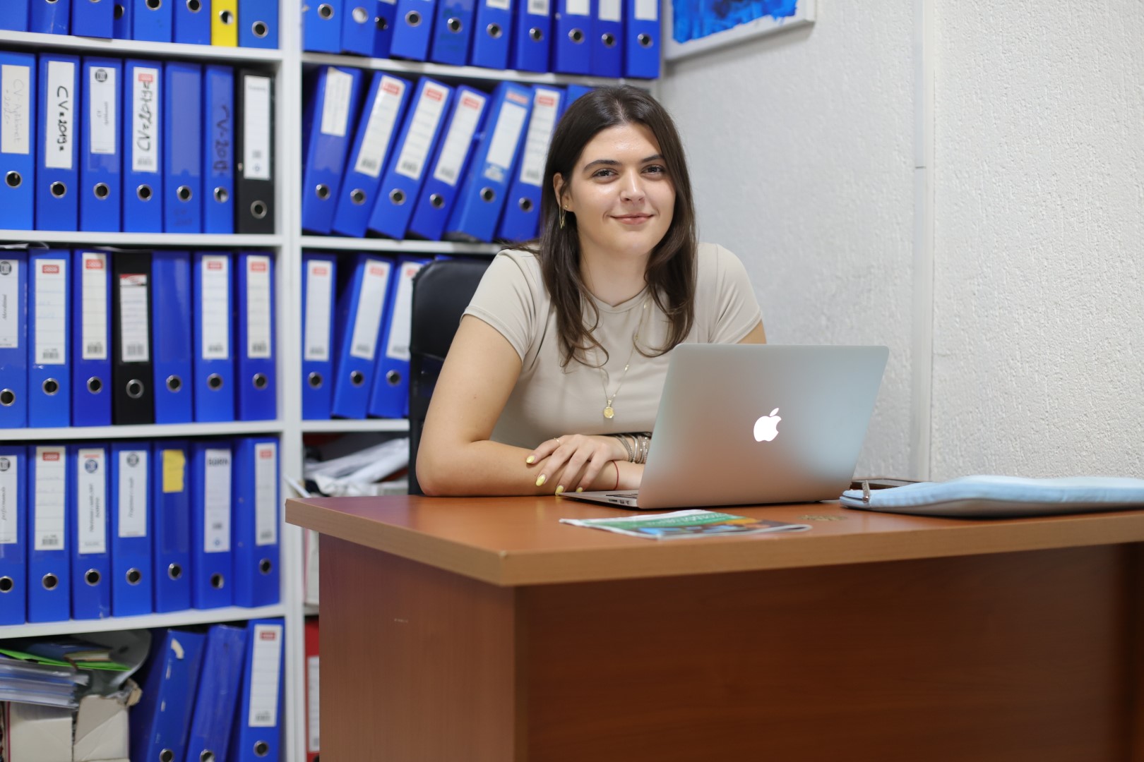 Studentja Lyra Begolli po kryen punë praktike në UBT