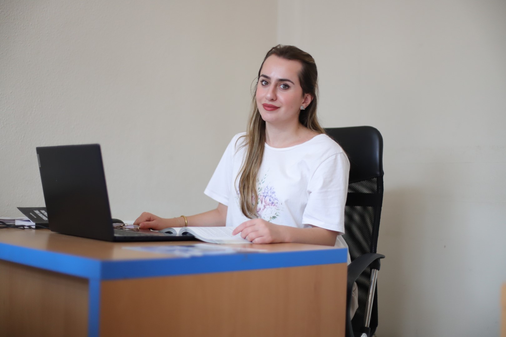 Ish-studentja Erzana Beka po kryen punë praktike në UBT
