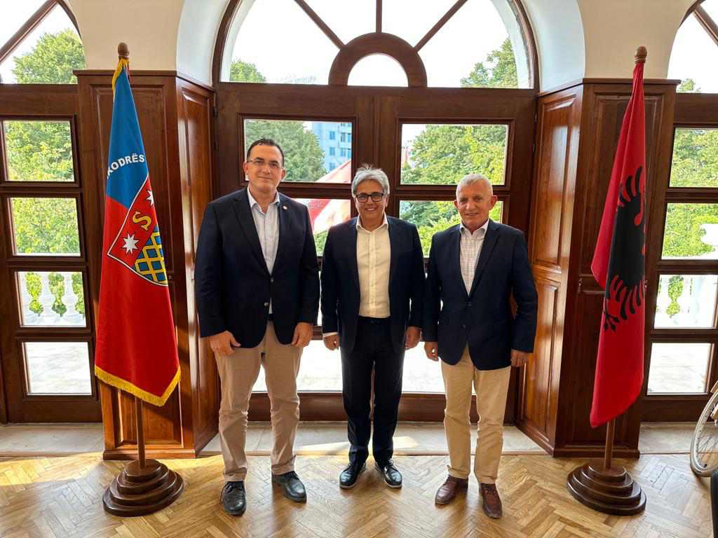 Rektori Hajrizi zhvilloi takim me kryebashkiakun e Shkodrës, Benet Beci