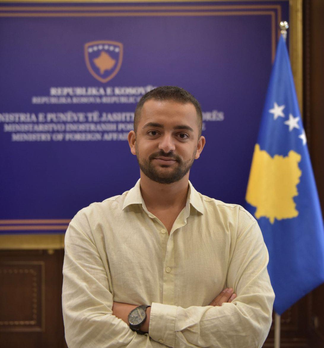 Studenti i Shkencave Politike në UBT, Leon Beqiri po kryen punë praktike në Ministrinë e Punëve të Jashtme dhe Diasporës