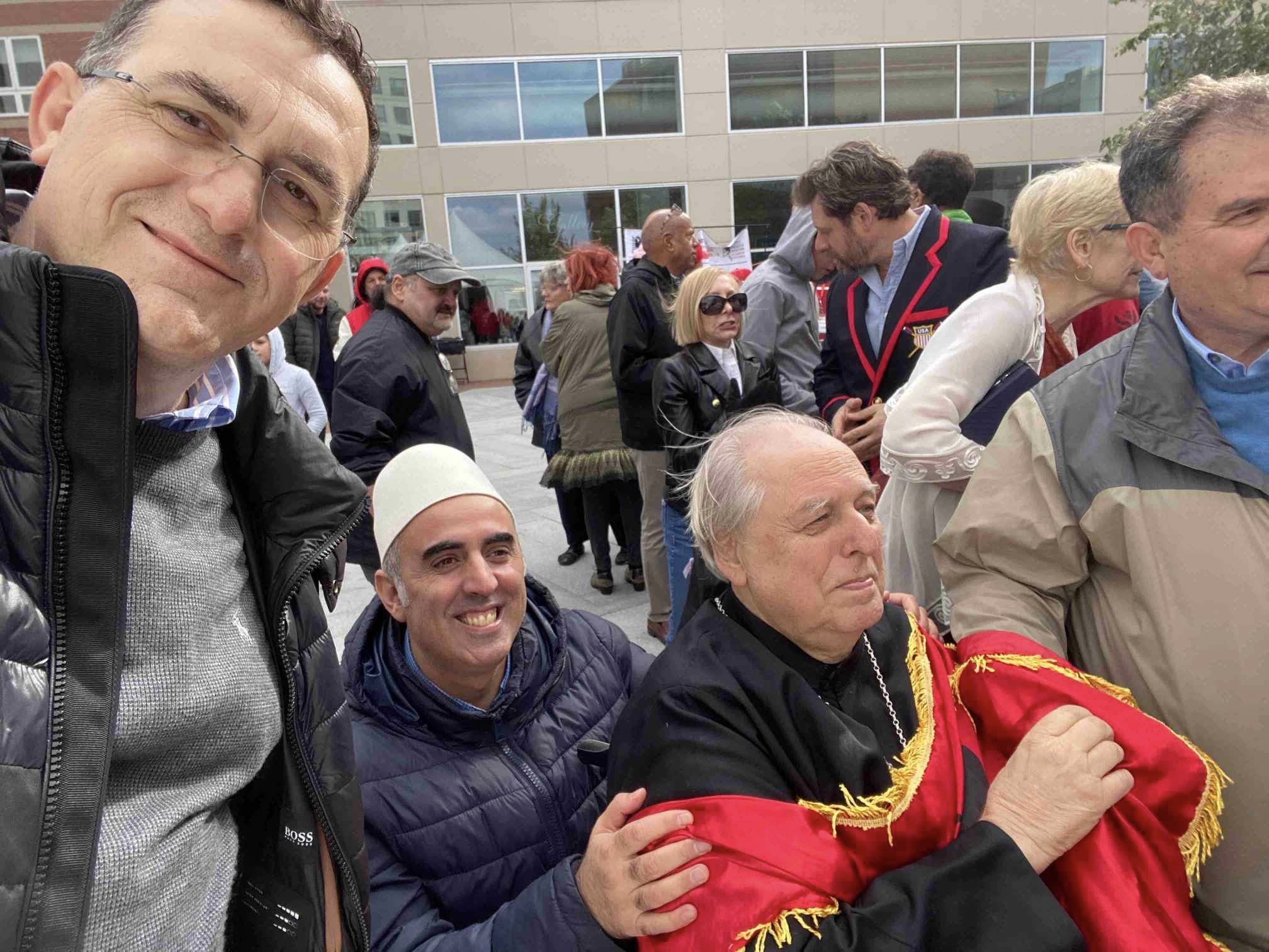 Rektori Hajrizi ngushëllon familjen Liolini me rastin e vdekjes së At Artur Evans Liolini