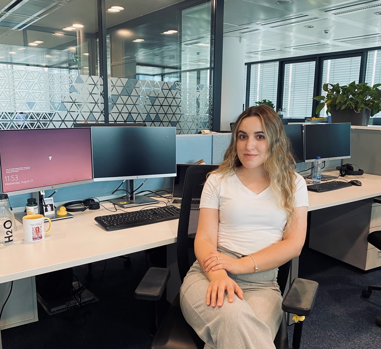 Studentja e UBT-së, Mynevere Hyseni është punësuar si zhvilluese softueri në “Raiffeisen Bank Kosovo”