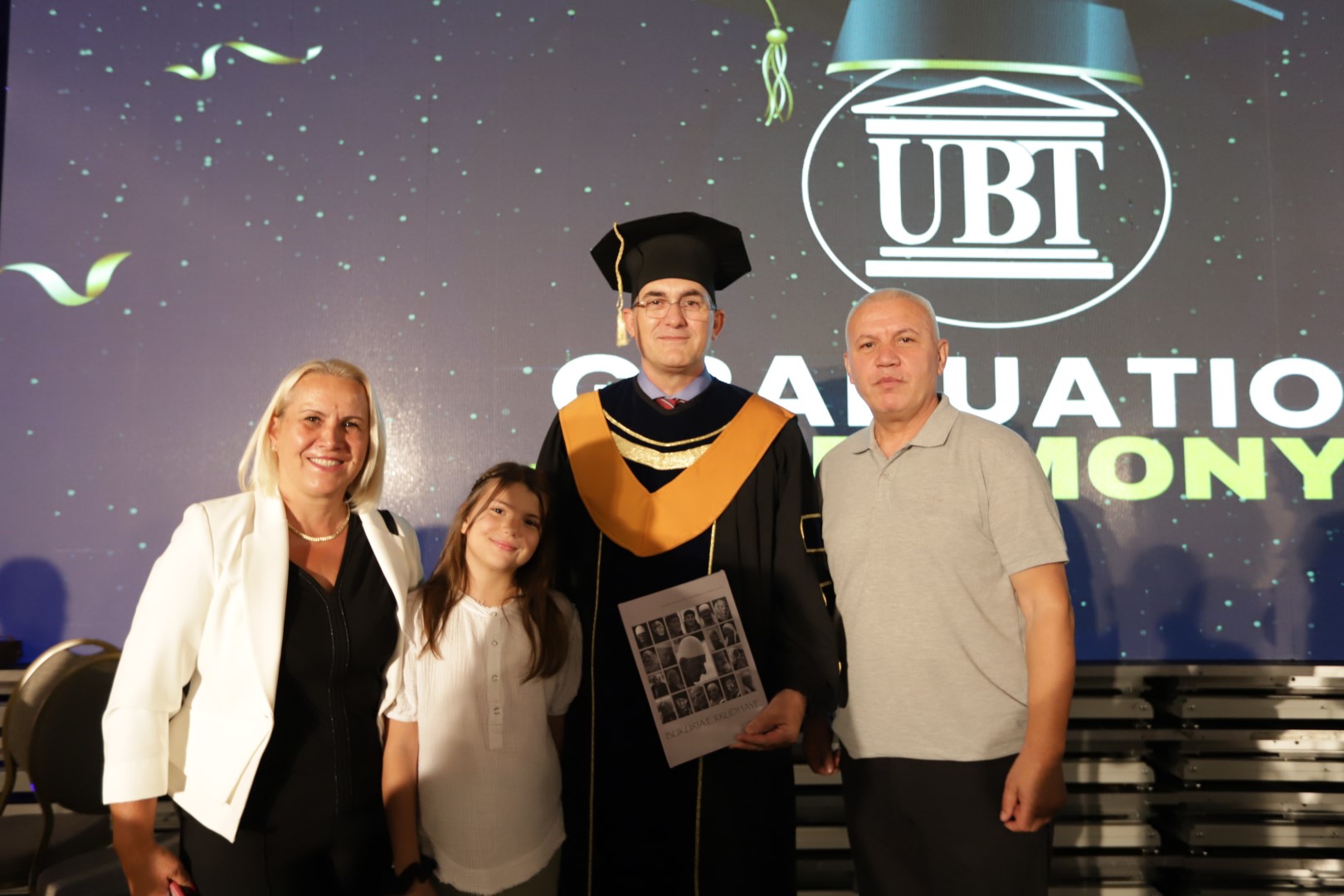 Arkitekti gjilanas dhe autori i librit “Bukuria e Rrudhave”, Muhamed Sadriu ia dhuron librin e tij Rektorit Hajrizi