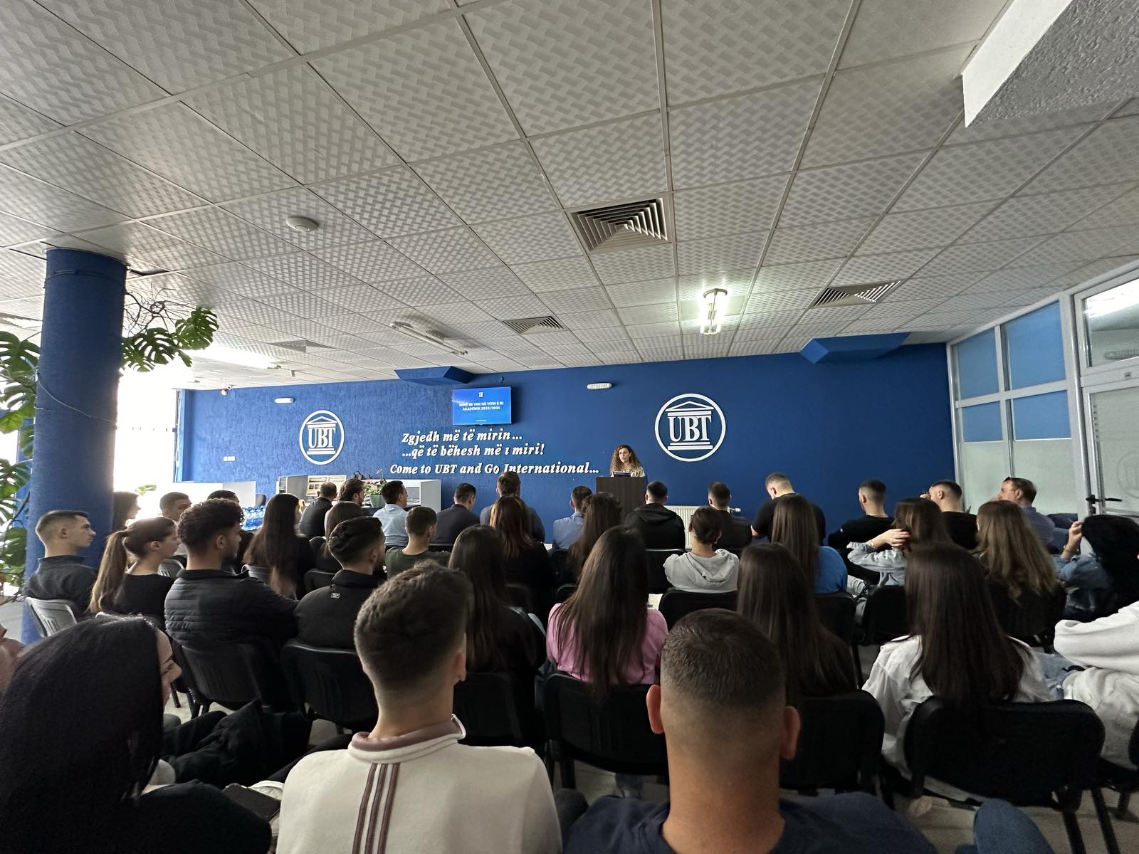 Studentët e rinj u mirëpritën në degën e UBT-së në Ferizaj