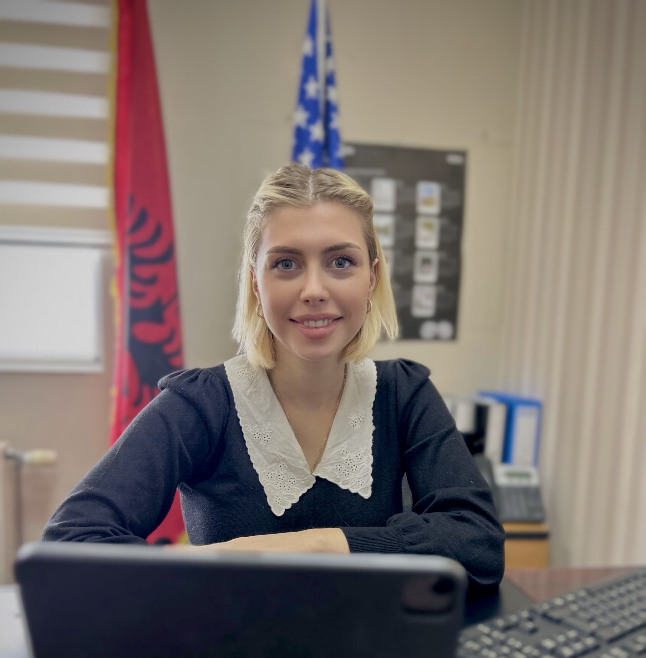 Studentja e Inxhinierisë së Ndërtimit dhe Infrastrukturës në UBT, Sara Preniqi po punon si koordinatore në “Autoritetin Evropian të Sigurisë Ushqimore”