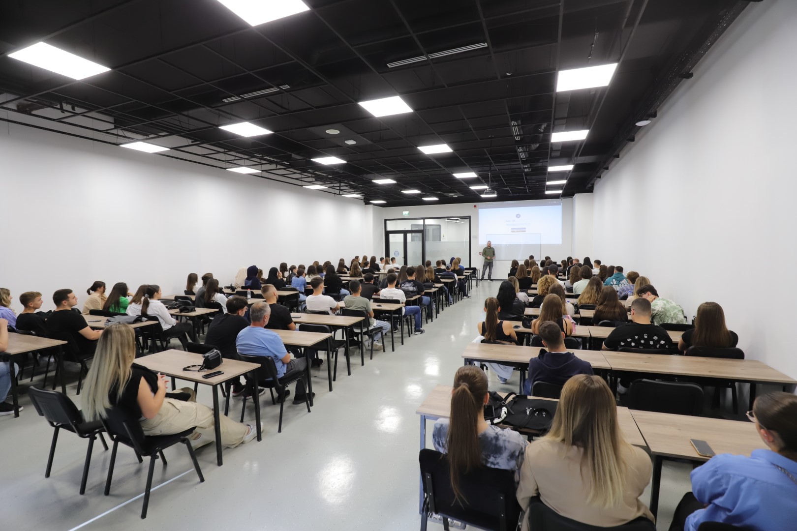 Programi Shkenca Kompjuterike dhe Inxhinieri në UBT organizoi sesion informues me studentët e rinj