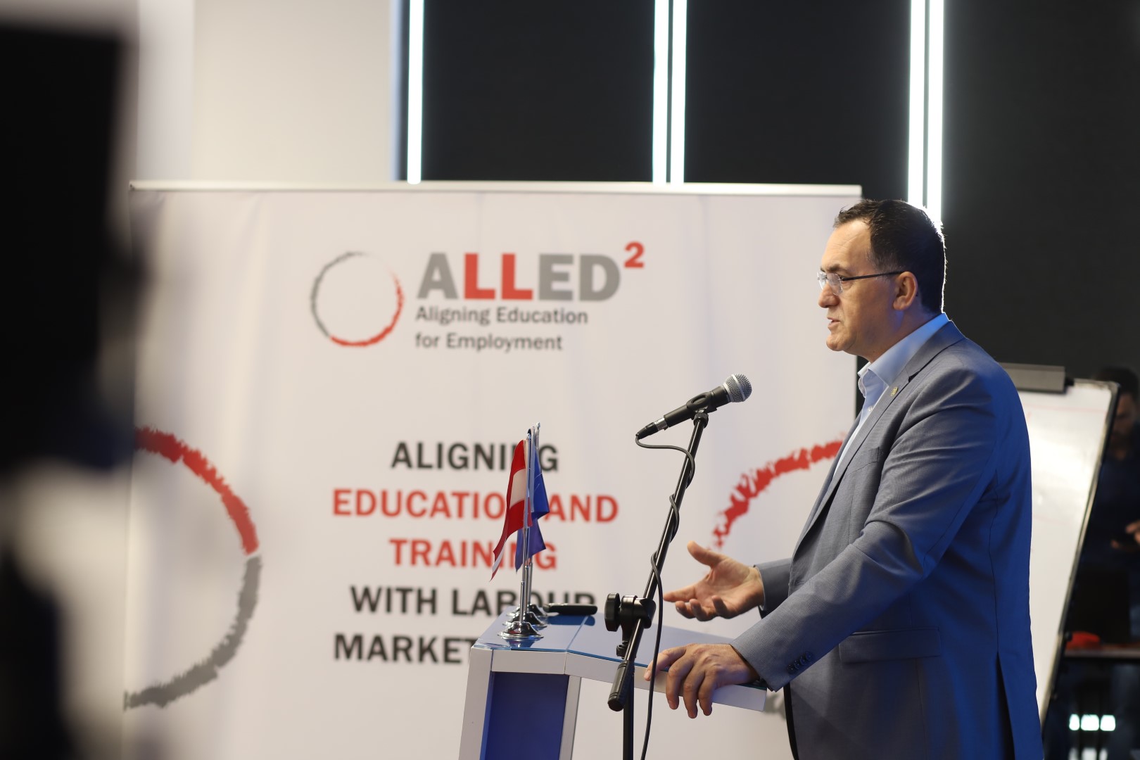 Në UBT filloi faza e parë e implementimit të projektit për furnizimin e shkollave publike me platformën online EON AVR/VR