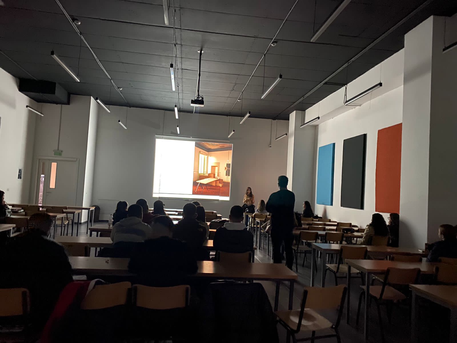 Arkitektja Debora Ibrahimi zhvilloi një diskutim të hapur rreth renovimit të banimeve publike me studentët e Dizajnit të Integruar në UBT