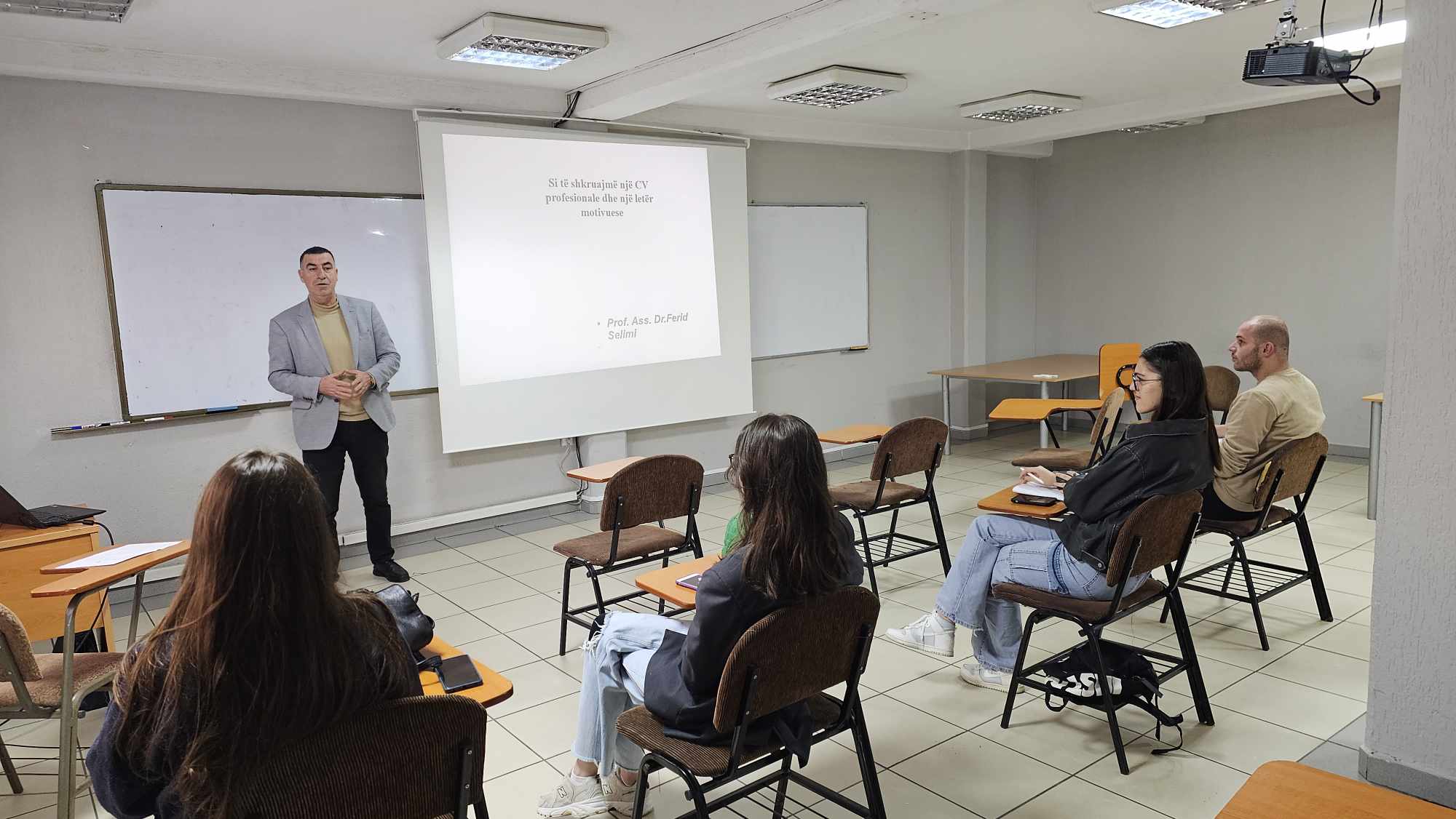 Qendra e Karrierës në UBT ka vazhduar me organizimin e trajnimeve në shkathtësitë e buta