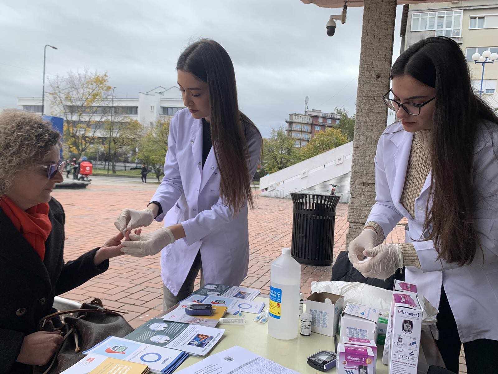 Studentët e UBT-së ofruan shërbime për qytetarët në Ditën Botërore të Diabetit