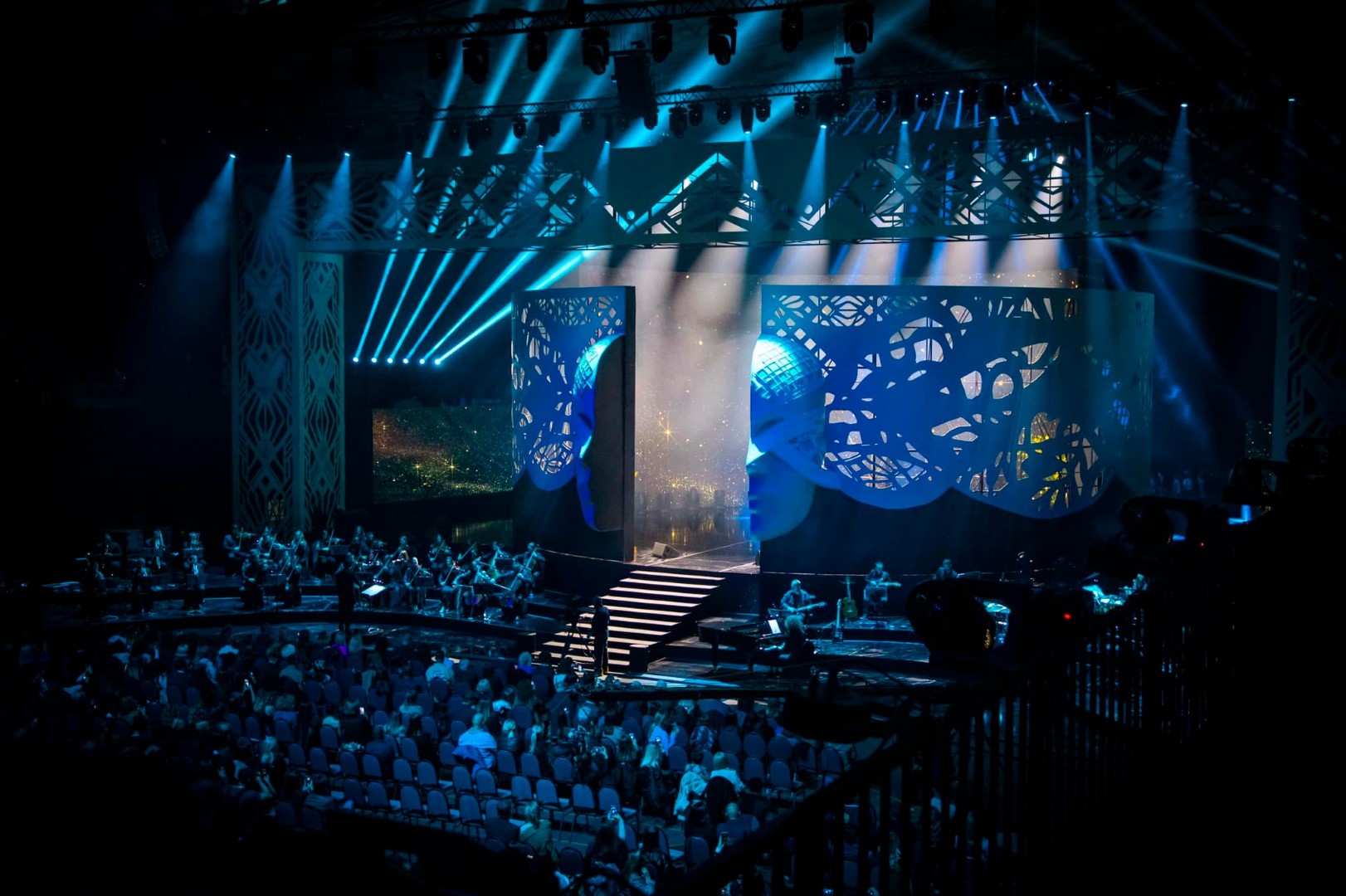 Skulptura e shfaqur në Festivalin e Këngës në RTK u punua nga profesori i UBT-së, Burim Berisha dhe studentët Ndriçim Hakiu dhe Gent Ademaj