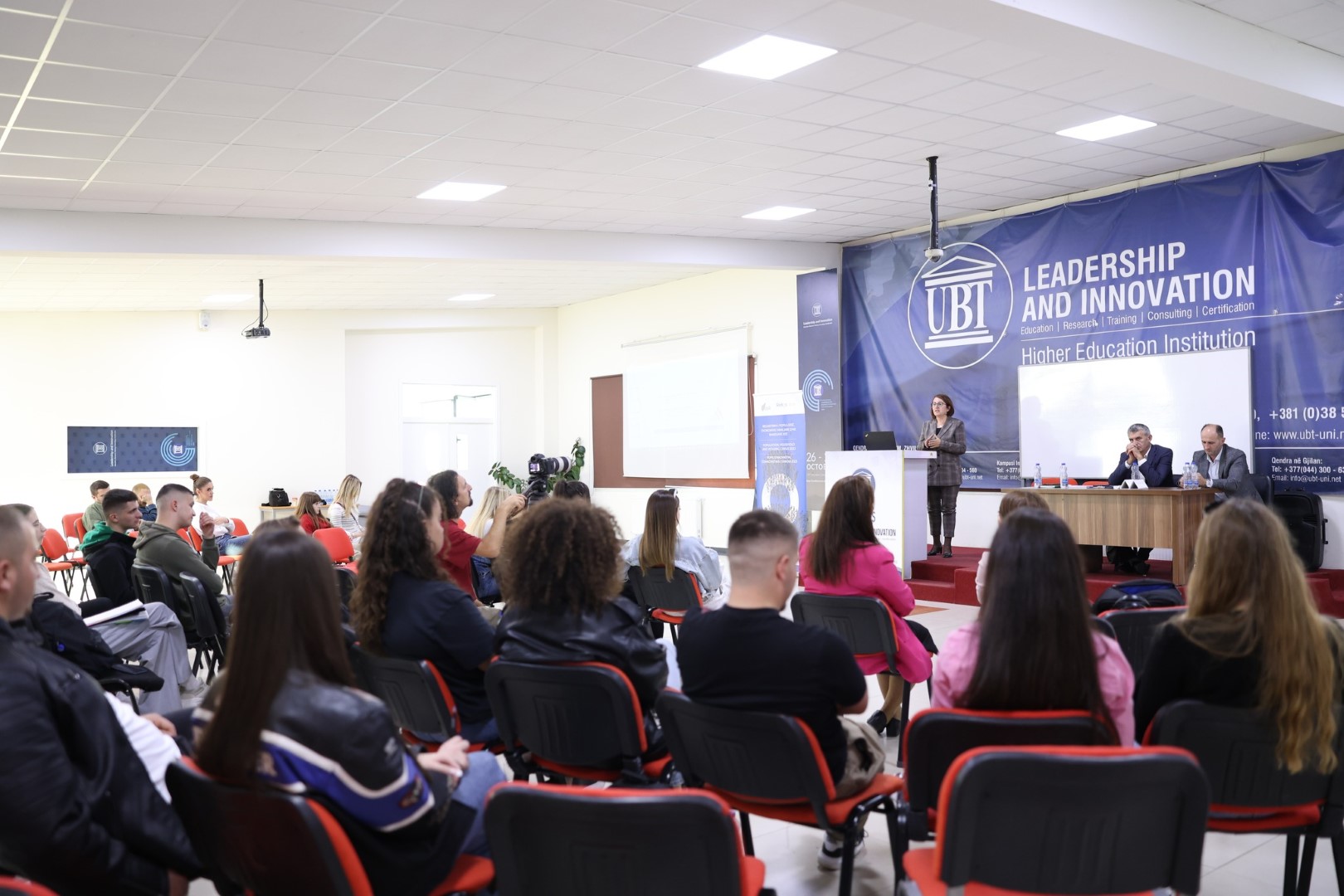 Përfaqësues të ASK-së zhvilluan diskutim të hapur me studentët e UBT-së rreth Regjistrimit të Popullsisë, Ekonomive Familjare dhe Banesave