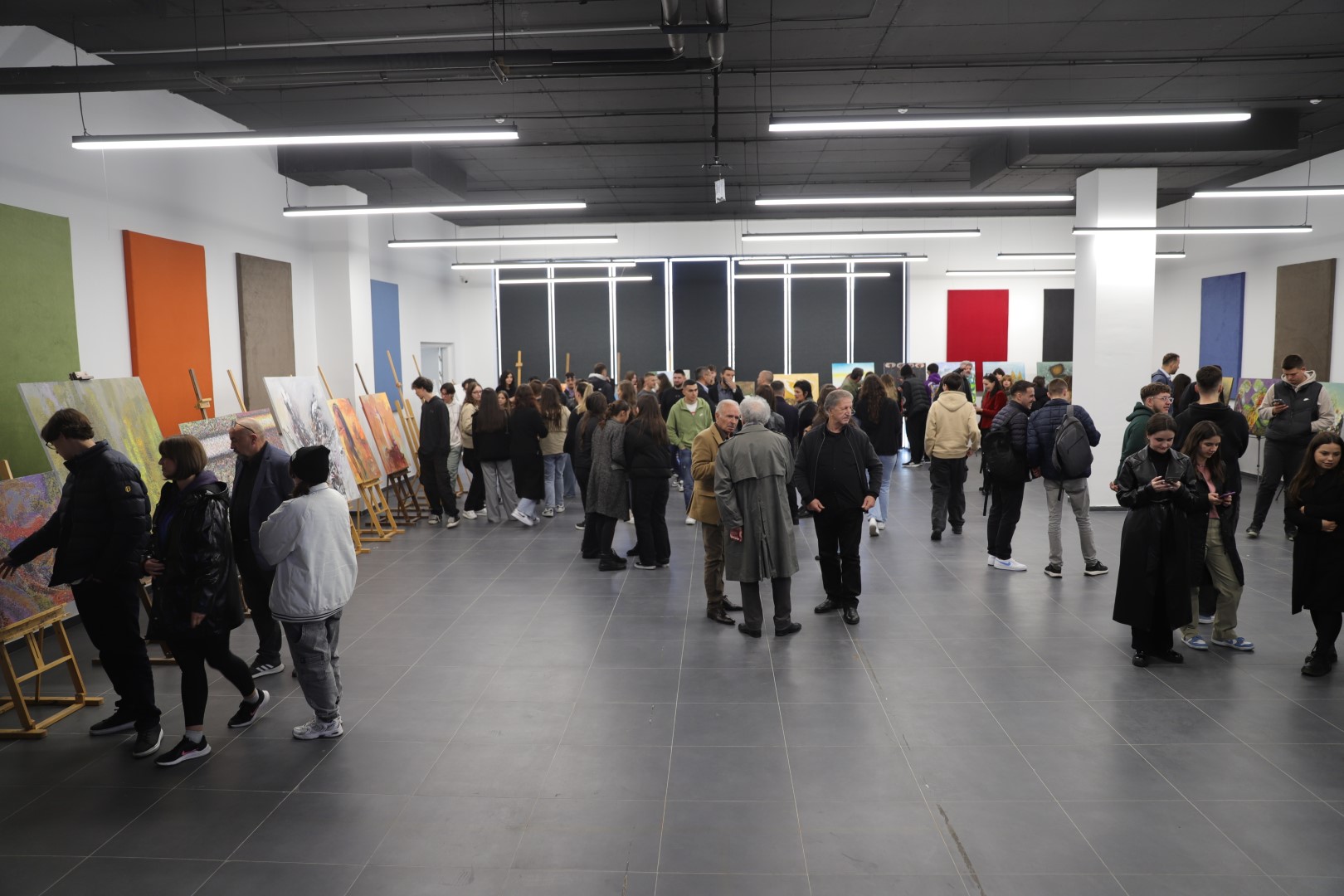 Në UBT u hap ekspozita mbarëkombëtare e Kolonisë Artistike “Vizioni 2023 UBT”