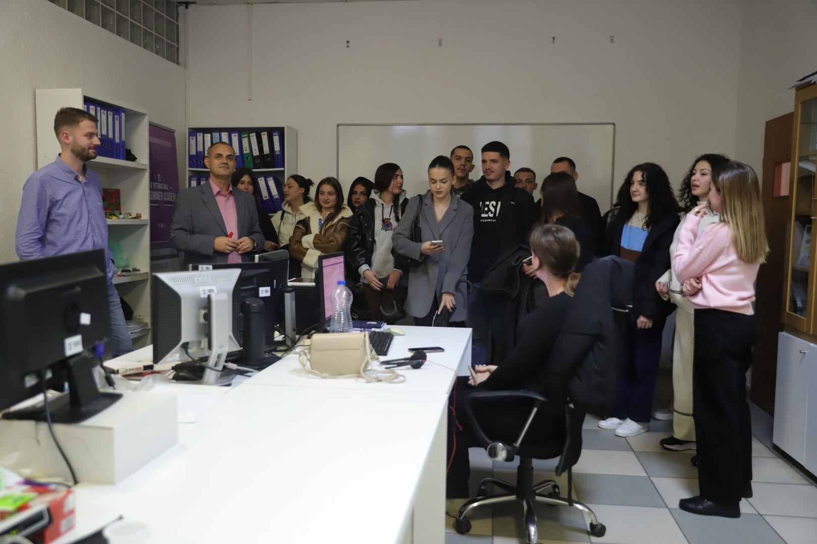Studentët e Media dhe Komunikimit vizituan hapësirat e Media Grupit të UBT-së