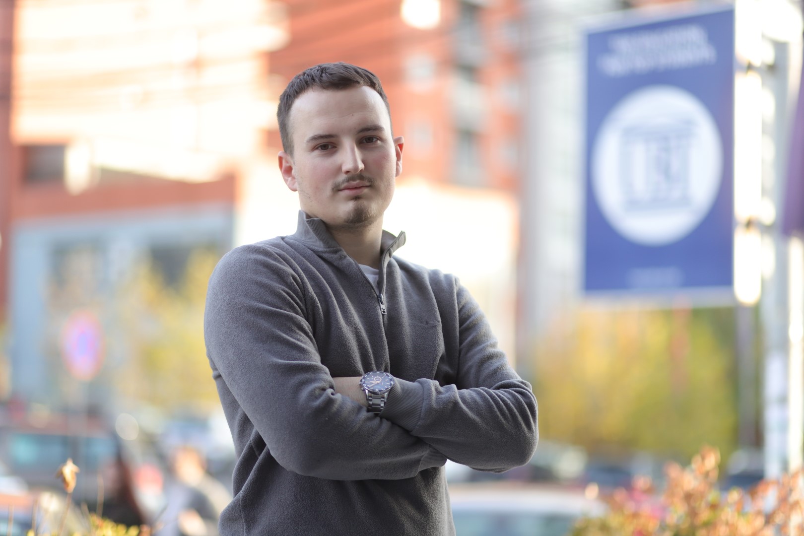 Studenti Shkencave Politike në UBT, Erion Mecini është punësuar në UBT, si koordinator në Fakultetin e Infermierisë