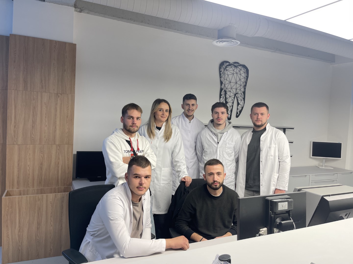 Studentët e Teknikut Dentar në UBT realizuan një vizitë studimore në Laboratorin FronLab në Prishtinë