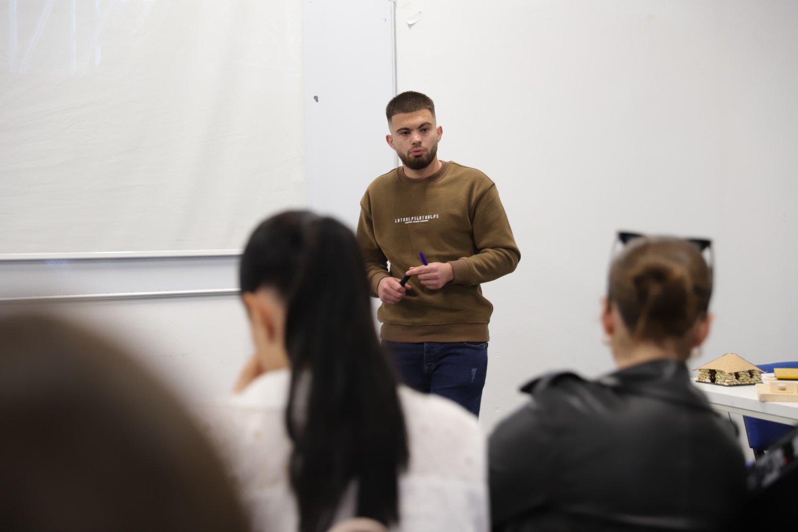 Studenti i UBT-së, Gani Ramadani prezanton punimin seminarik në kuadër të ligjëratave në lëndën “Materialet në Arkitekturë”