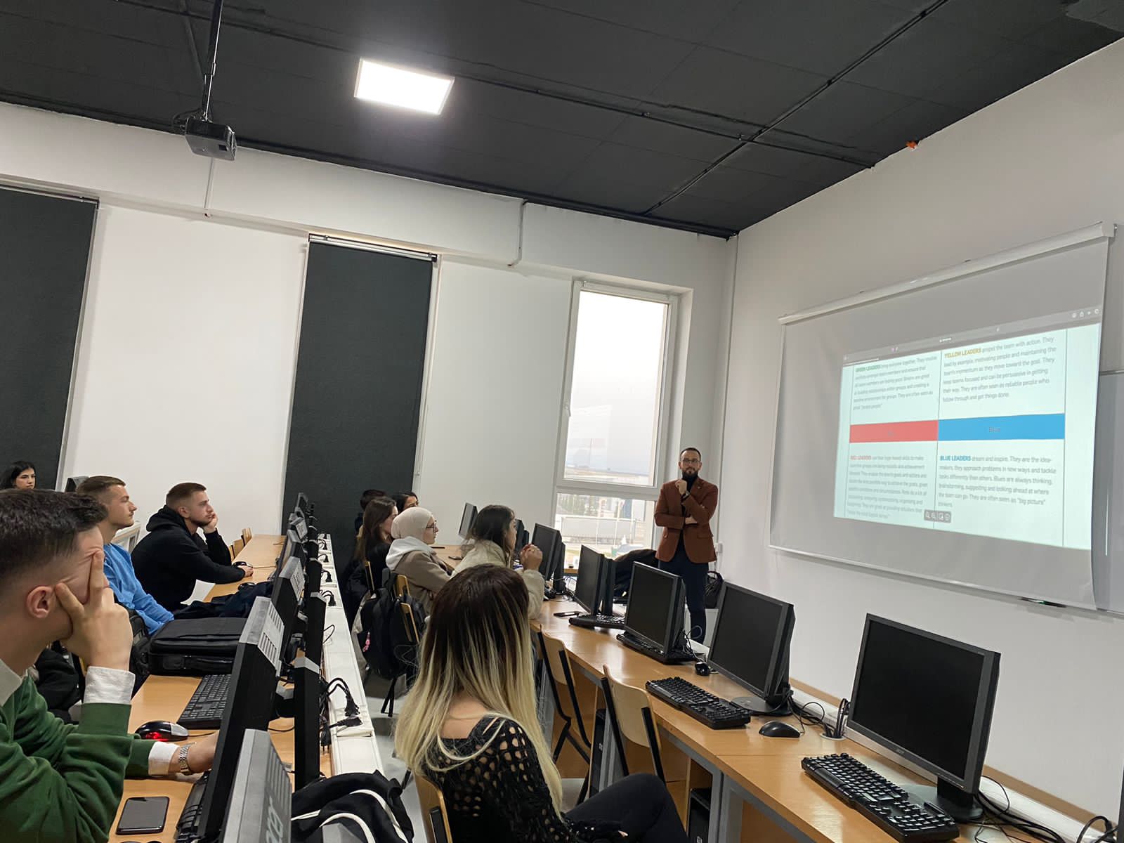 Prof. Dr. Lavdrim Avdyli zhvilloi një ligjëratë rreth aftësive të komunikimit dhe stilit të lidershipit për studentët e Dizajnit të Integruar në UBT