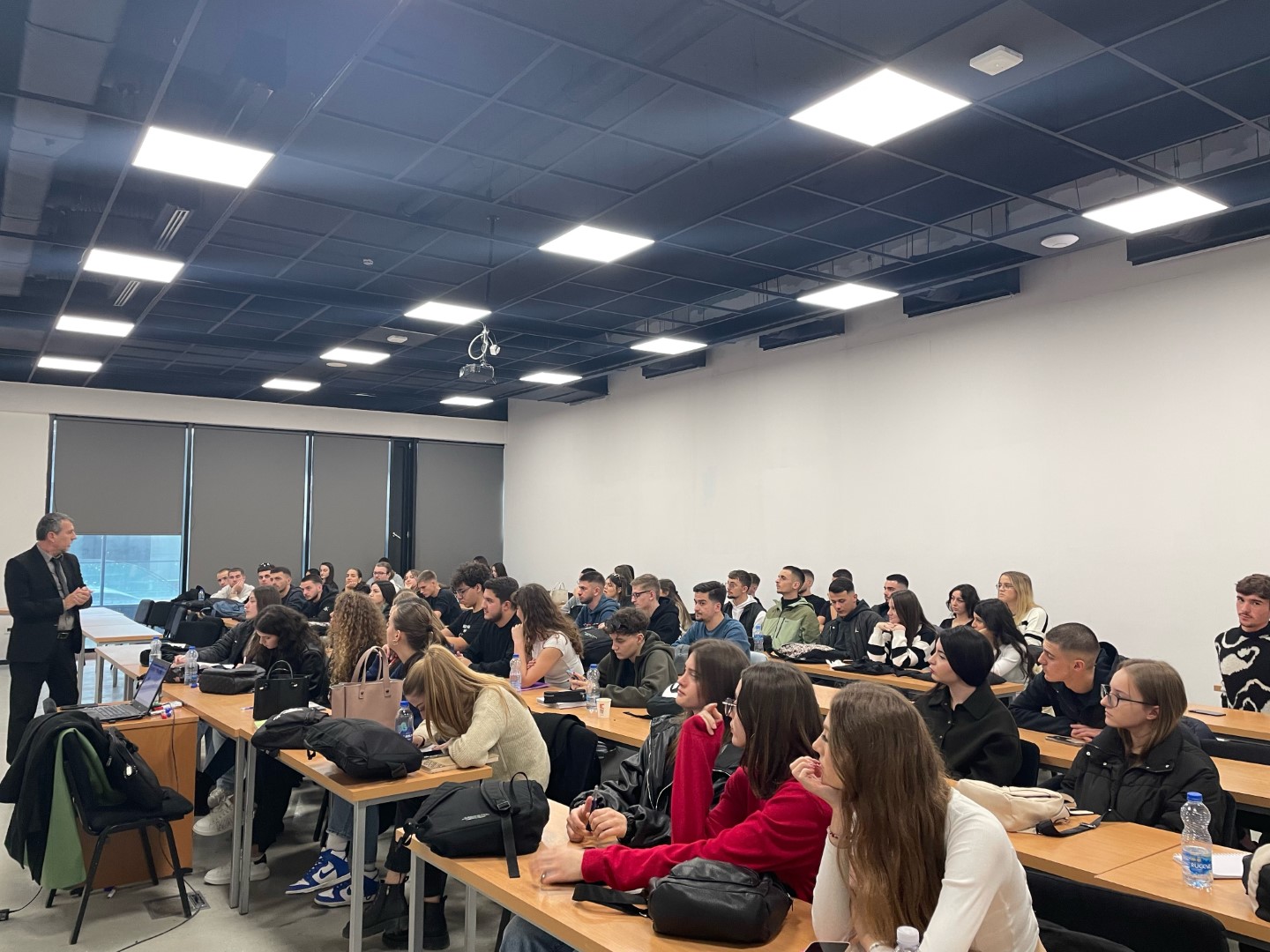 Drejtori i kompanisë “Expert pro”, Arsim Zeka zhvilloi një ligjëratë tematike me studentët e Menaxhmentit, Biznesit dhe Ekonomisë në UBT