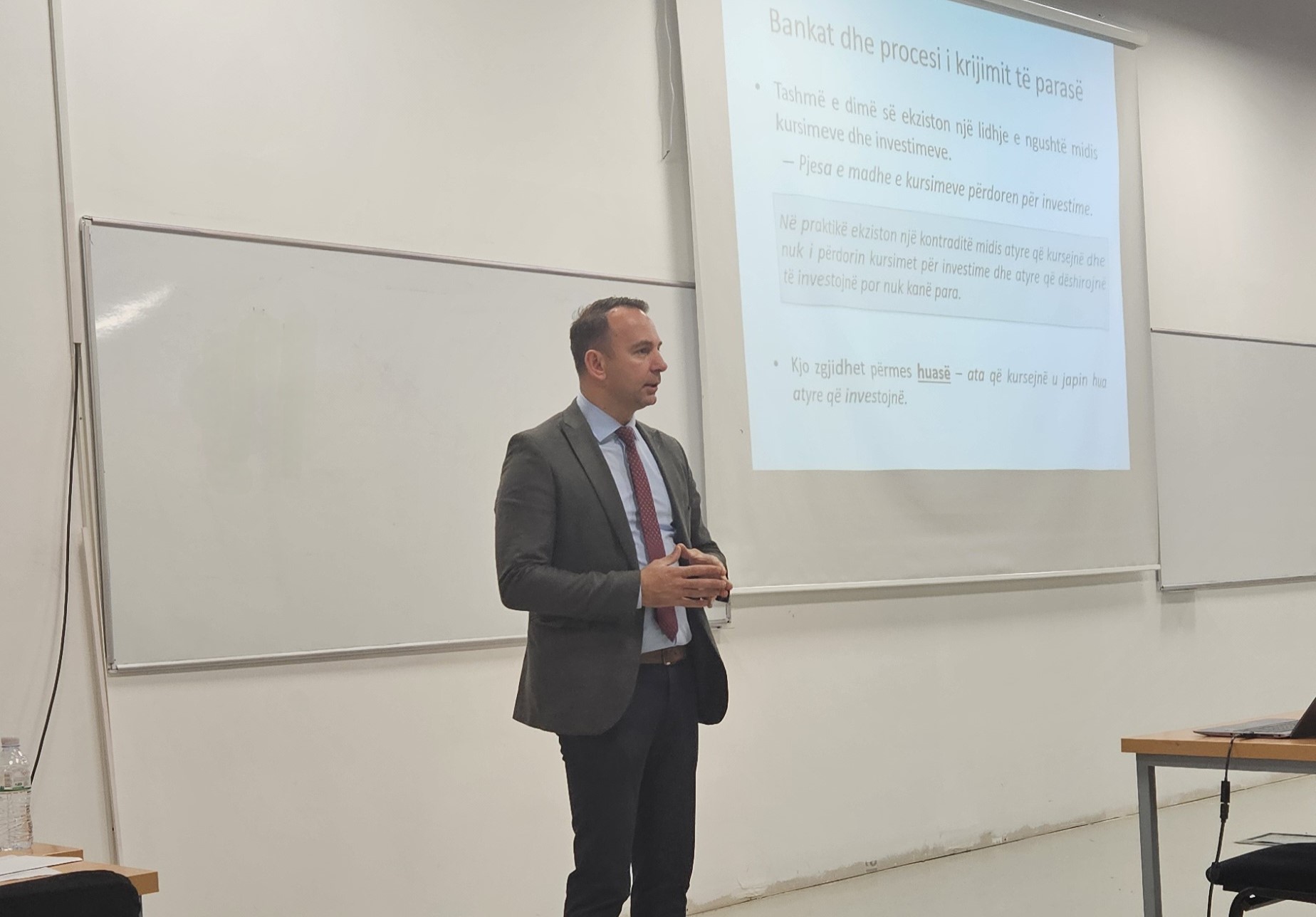 Arbër Kastrati nga BKT zhvilloi një ligjëratë tematike me studentët e Menaxhmentit, Biznesit dhe Ekonomisë në UBT