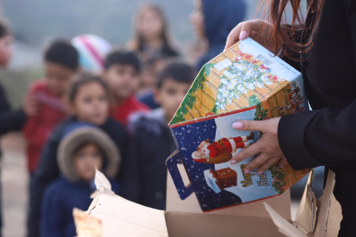UBT shpërndan dhurata për fëmijët e komunitetit rom në Gadime të Lipjanit
