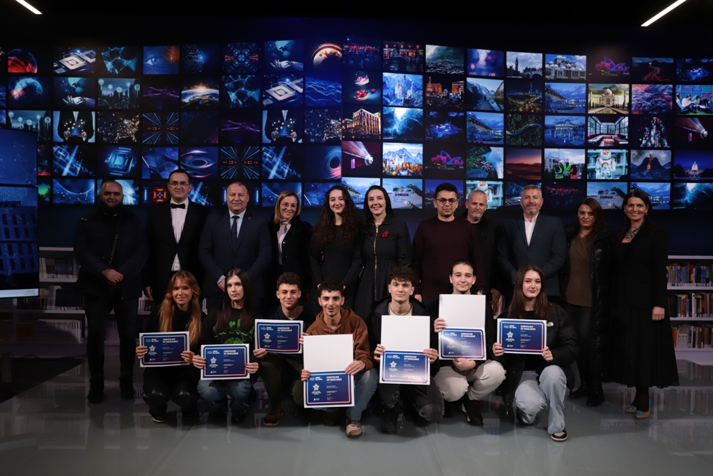 Në UBT u ndanë certifikata për anëtarët e ekipit përfaqësues të Kosovës në garën ndërkombëtare të robotikës “FIRST Global Challenge”