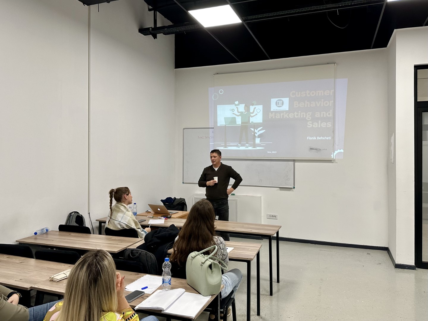 Eksperti i fushës së marketingut, Fisnik Behxheti ndau përvojën e tij me studentët e Menaxhmentit, Biznesit dhe Ekonomisë