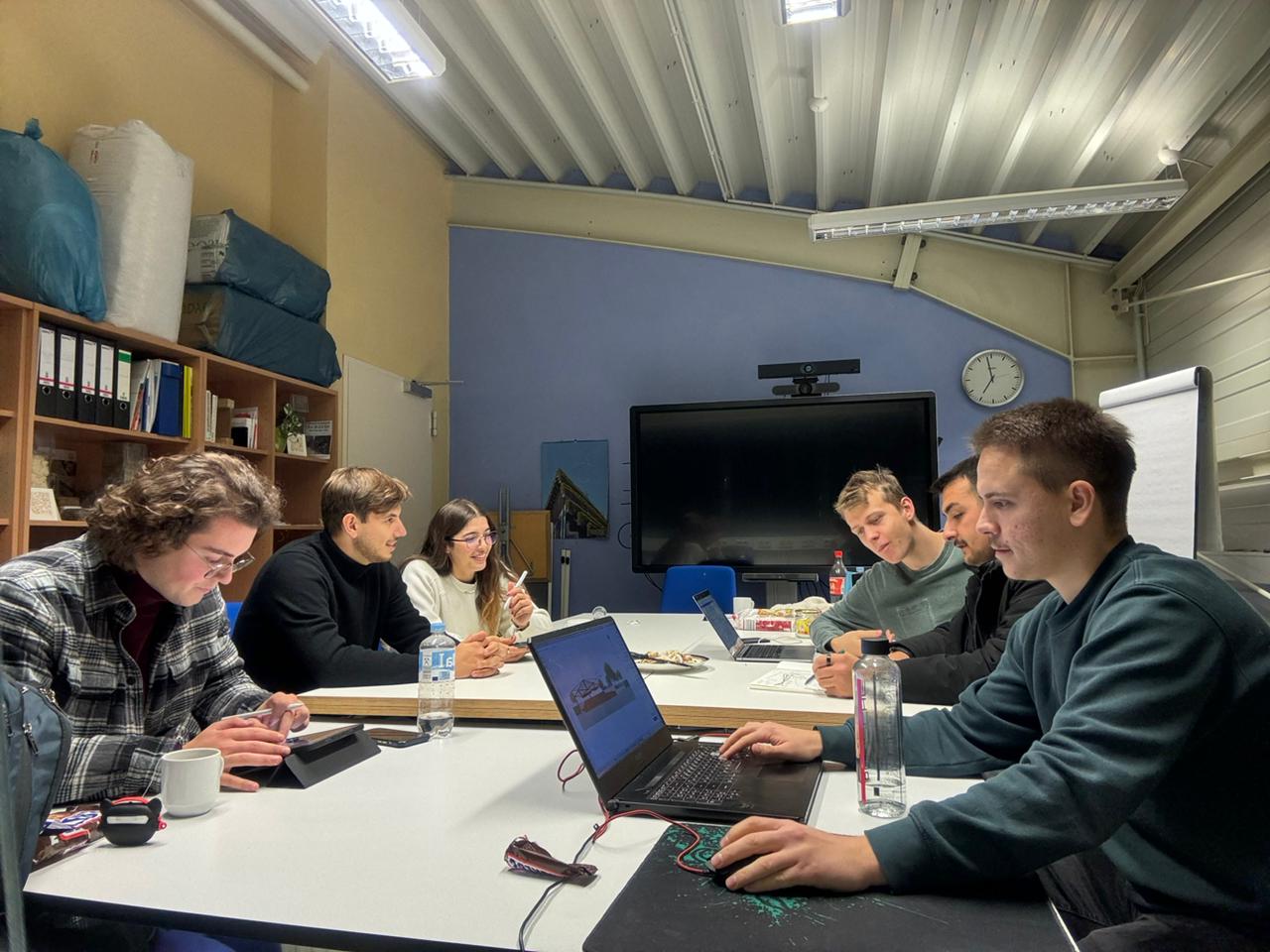 Studentë dhe profesorë të Arkitekturës dhe Planifikimit Hapësinor në UBT po qëndrojnë në TH Lubeck të Gjermanisë