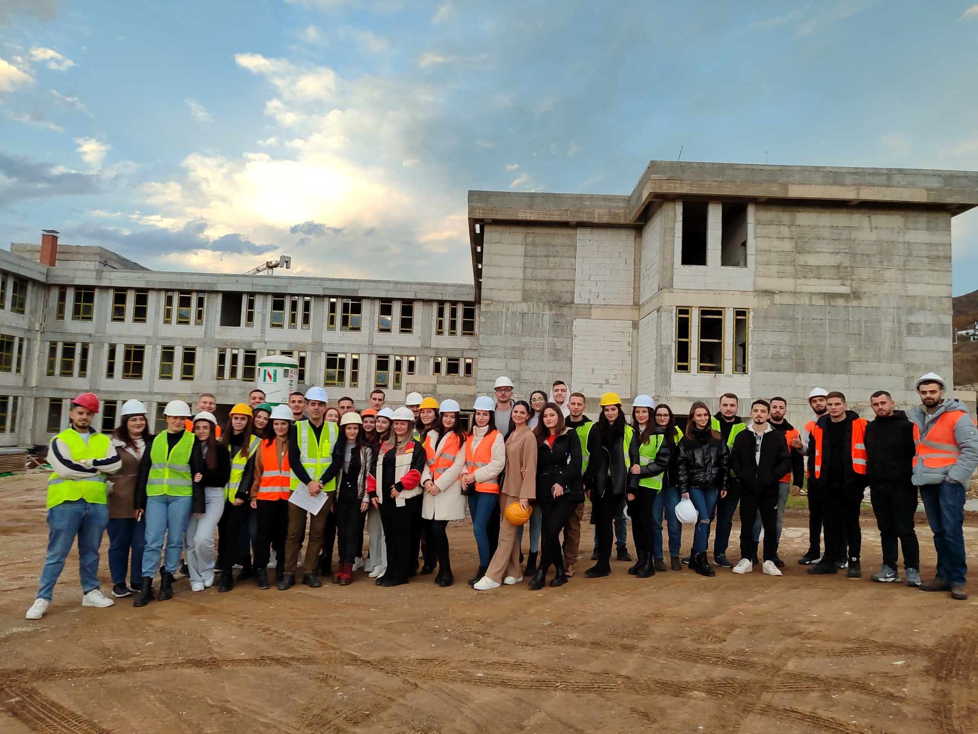Studentët e Arkitekturës dhe Planifikimit Hapësinor në UBT zhvilluan një vizitë studimore në “Albanika Rezidence” dhe në shkollën e re në këtë pjesë