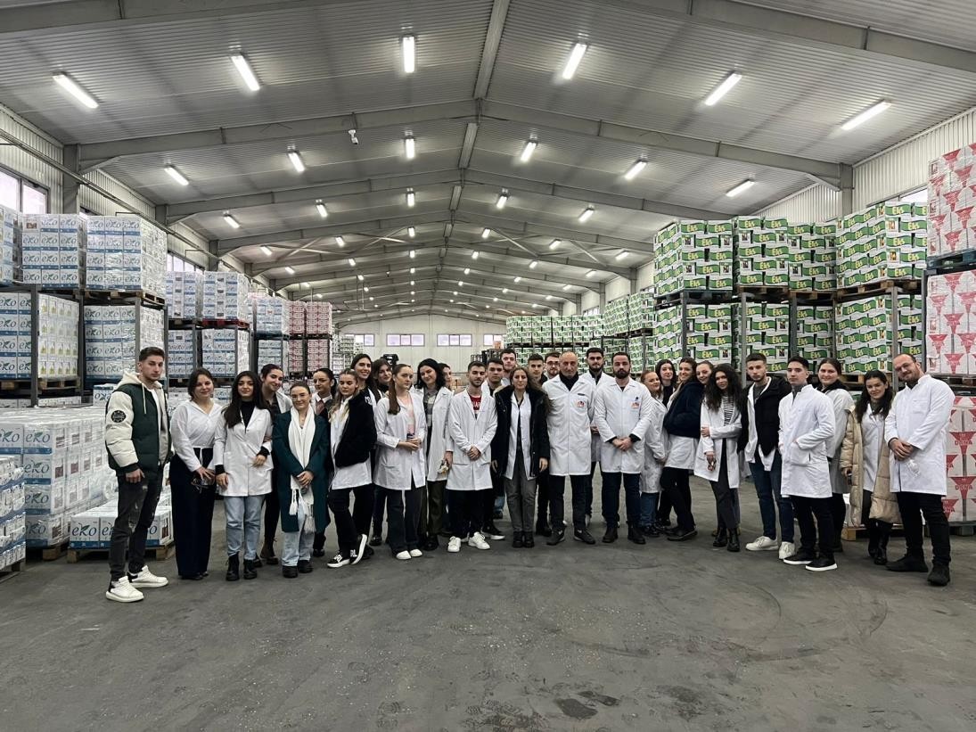Studentët e Shkencave të Ushqimit dhe Bioteknologjisë në UBT zhvilluan një vizitë studimore në kompaninë “Laberion”